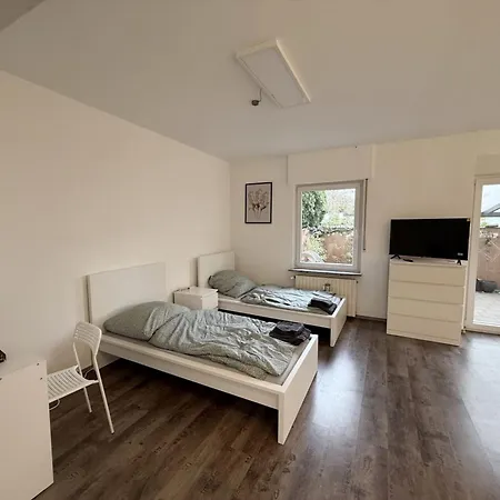 Monteur-base Mit Garten Und Anbindung *