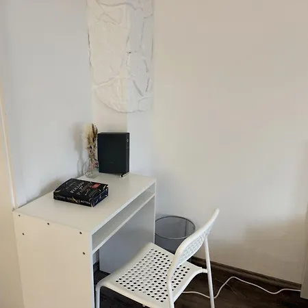 Monteur-base Mit Garten Und Anbindung