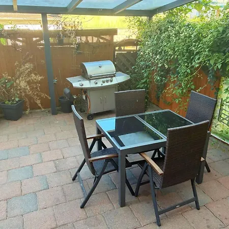 Monteur-base Mit Garten Und Anbindung *