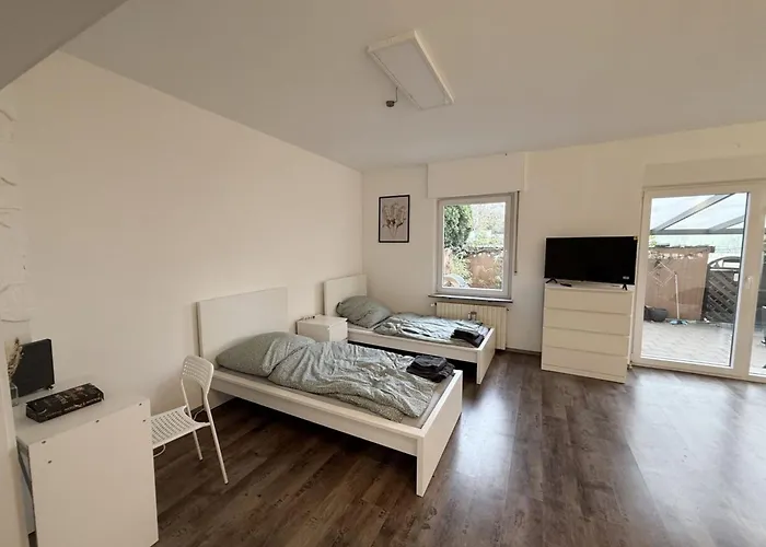 Monteur-base Mit Garten Und Anbindung *