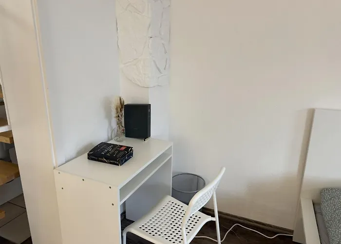 Monteur-base Mit Garten Und Anbindung