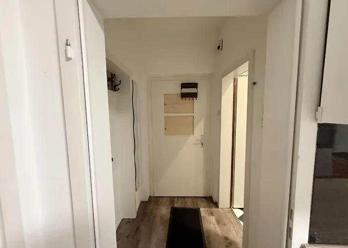 Monteur-base Mit Garten Und Anbindung